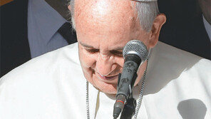 교황 “돈의 탐욕엔 악마의 똥 악취 풍겨”