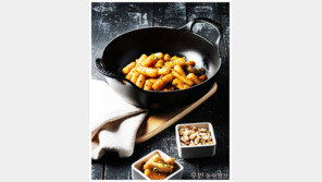 [우먼 동아일보 TV] 떡볶이의 원조‘견과류참기름떡볶이’ 푸드 스타일리스트 김현학이 제안하는 르크루제 무쇠 발티 디쉬 요리