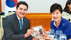 온두라스 대통령 ‘샴페인 뿌리는 박정희’ 사진 선물