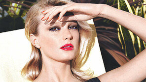 [Q매거진]바다보다 빛나는 아이섀도… 태양보다 강렬한 레드립