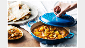 [우먼 동아일보 TV] 면역력 강화! ‘인도식치킨커리’ 푸드 스타일리스트 김현학이 제안하는 르크루제 뷔페 캐서롤 요리