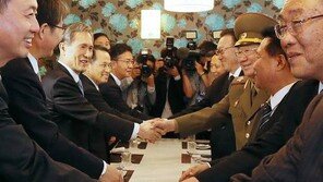 [속보]南김관진·홍용표-北황병서·김양건, 오후 6시 20분경 판문점 비공개 접촉 시작 