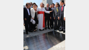 교황 방한 1년… 광화문광장에 ‘순교자 시복식’ 기념 바닥돌