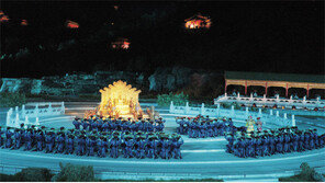 100m 넘는 무대, 기마병 행렬… 장대한 스케일에 전율