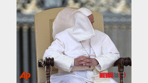 ‘두 거물’ 교황과 카스트로와의 만남, 의상으로 본 기싸움은…