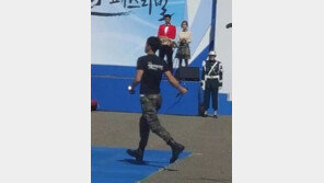 군 복무 중인 김재중 · 유노윤호 공식 석상 한 자리에?…두 사람 모습 담긴 사진 화제