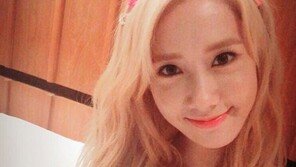 윤아, 금발 머리에 꽃 장식 머리띠 하고 ‘찰칵’…“벌써10월 꽃윤아”