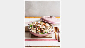 [우먼 동아일보 TV] 면역력 높이는 밥상 ʻ우엉완자전골ʼ 푸드 스타일리스트 김상영이 제안하는 르크루제 뷔페 캐서롤 요리