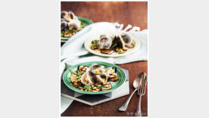 [우먼 동아일보 TV] 밥하기 귀찮은 날 ʻ모시조개가지샐러드ʼ 푸드 스타일리스트 김상영이 제안하는 르크루제 원형 접시 요리