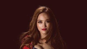 리아, 볼륨감 넘치는 화보 공개…아래 속 옷 살짝 보이며 ‘섹시미’ 발산