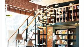 [우먼 동아일보 & 여성동아] 카페에 가면 탐나는 서재 인테리어가 가득하다