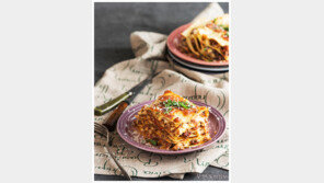 [우먼 동아일보 TV] 요리의 신 ʻ토마토소스버섯라사냐ʼ 푸드 스타일리스트 김상영이 제안하는 르크루제 원형 접시 요리