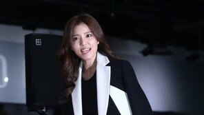 정시아, 시아버지 백윤식 응원 … VIP 시사회 참석해 ‘활짝’ 웃었다