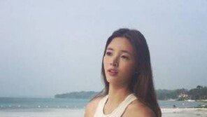 ‘UFC 서울’ 유승옥, 독특한 디자인 원피스 수영복...S라인 몸매 노출
