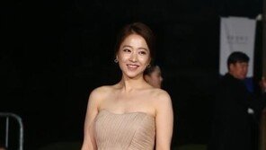 [제36회 청룡영화제] 박보영, 어깨 드러낸 누드톤 드레스로 ‘시선 집중’