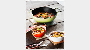 [우먼 동아일보 TV] 따끈한 수프 한 그릇 ʻ미네스트로네’ 푸드 스타일리스트 김상영이 제안하는 르크루제 무쇠 발티 디쉬 요리