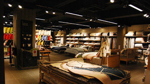 [Q매거진]노란빛 조명에 포근한 러그 한 장… 카페에 온듯 로맨틱한 우리집 완성 