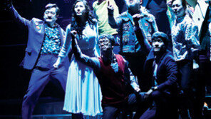 무대 아래에선 무슨 일이