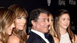 70세 실베스터 스탤론 첫 골든 글로브 수상…미모의 세 딸 참석 눈길
