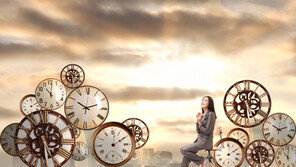 [Q매거진]“피부시계를 멈추게 하라” 눈가 주름 잡아줄 아이크림은…