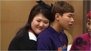 ‘라디오스타’ 양세형에 이국주 애정공세…‘백허그+기습뽀뽀’ 깜짝!