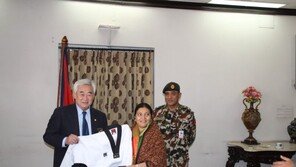 조정원 세계태권도연맹 총재, 네팔 대통령에 명예 9단증 수여