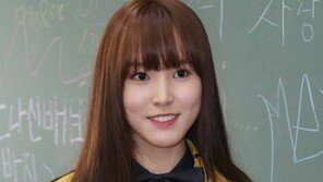 여자친구 유주·은하, 교복 입고 졸업식 참석…공로상 수상