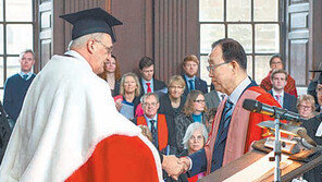 반기문, 英케임브리지大 명예박사… DJ 이어 한국인으론 두번째 받아