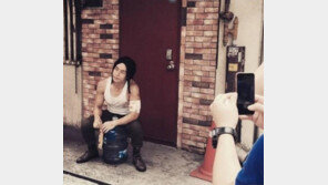 큐브엔터와 전속계약 허경환, 상남자 허세 포즈…뭘 깔고 앉았나 보니