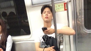 응팔 박보검, 지하철 직찍 화제… 수수한 차림에도 빛나는 외모