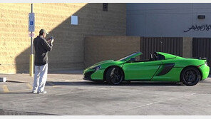 3억 원대 스포츠카가 열쇠와 함께 세워져있다…당신이라면?