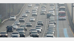 설 연휴 나흘째, 귀경길 정체…자정 이후 풀릴 듯