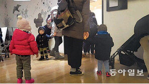 돌도 안 지난 아이에 “ABC” 영아 학원 변질된 문화센터