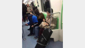 “닭발에 이어 마라탕까지”… 지하철서 음식 취식, ‘비난 봇물’