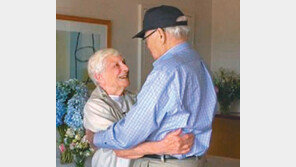 71년만에… 2차대전의 연인 극적 재회