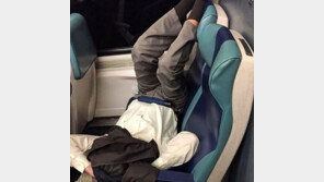 뉴요커들의 흔한 출퇴근 풍경? 잠자는 모습도 ‘가지각색’