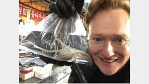 코난 오브라이언, 노량진 수산시장서 문어‘사무엘’과 인증샷