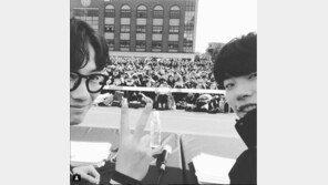 혜리 류준열, 응팔 팬사인회 복고의상 입고 등장 ‘눈길’