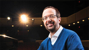 피아니스트 케빈 컨 “눈을 감으면 귀가 환히 열려요”