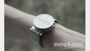 SK텔레콤 스타트업 기업 ‘닷’ 점자 스마트워치 MWC 공개