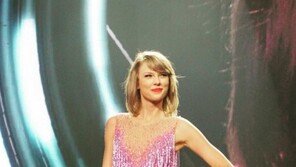 테일러 스위프트, 2016 그래미어워드 3관왕…‘올해의 앨범’ 두번째 영예