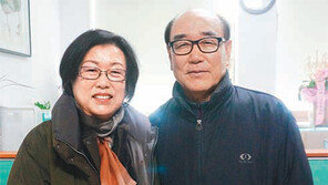 나란히 학사모 쓰는 60대 부부