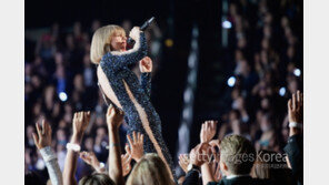 테일러 스위프트 ‘그래미의 여왕’으로