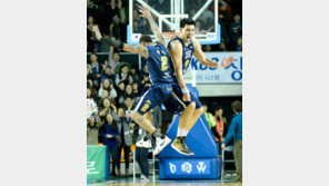 에밋 37점… KCC 10연승 질주