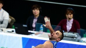 [스토리 발리볼] 100 서브 앞둔 그로저, 비상과 추락사이…