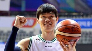 동부 김주성 “팀 추락 고통 산행으로 달래… PO에선 위협적 존재 되겠다”