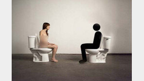 나체로 변기에 앉아 관람객 맞은 행위 예술가