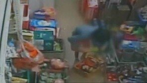 ‘맨발 탈출 11세 소녀’ 아버지·동거녀에 징역 10년 중형 선고 