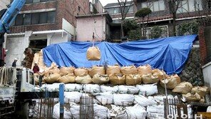안전점검 소홀… 주택가 공사장 5m 옹벽 ‘와르르’