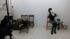 ‘동물농장’ 선우선, 고양이와 매거진 표지 촬영 “통키와 함께♡”